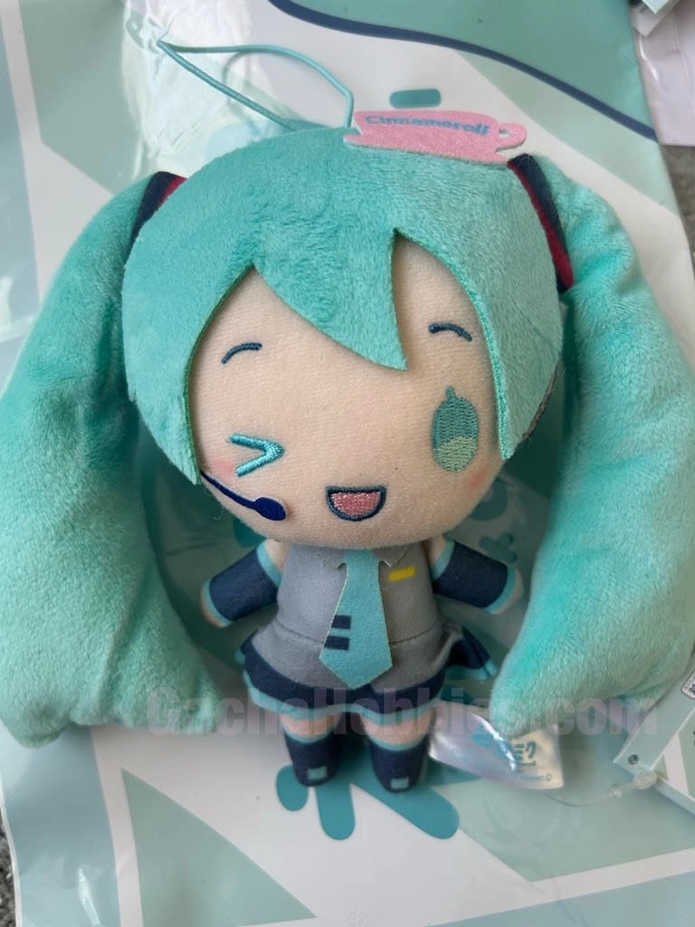 Small Vision FuRyu Hatsune Miku x Sanrio Cinnamoroll Small Plush Keychain Type C (In-stock)